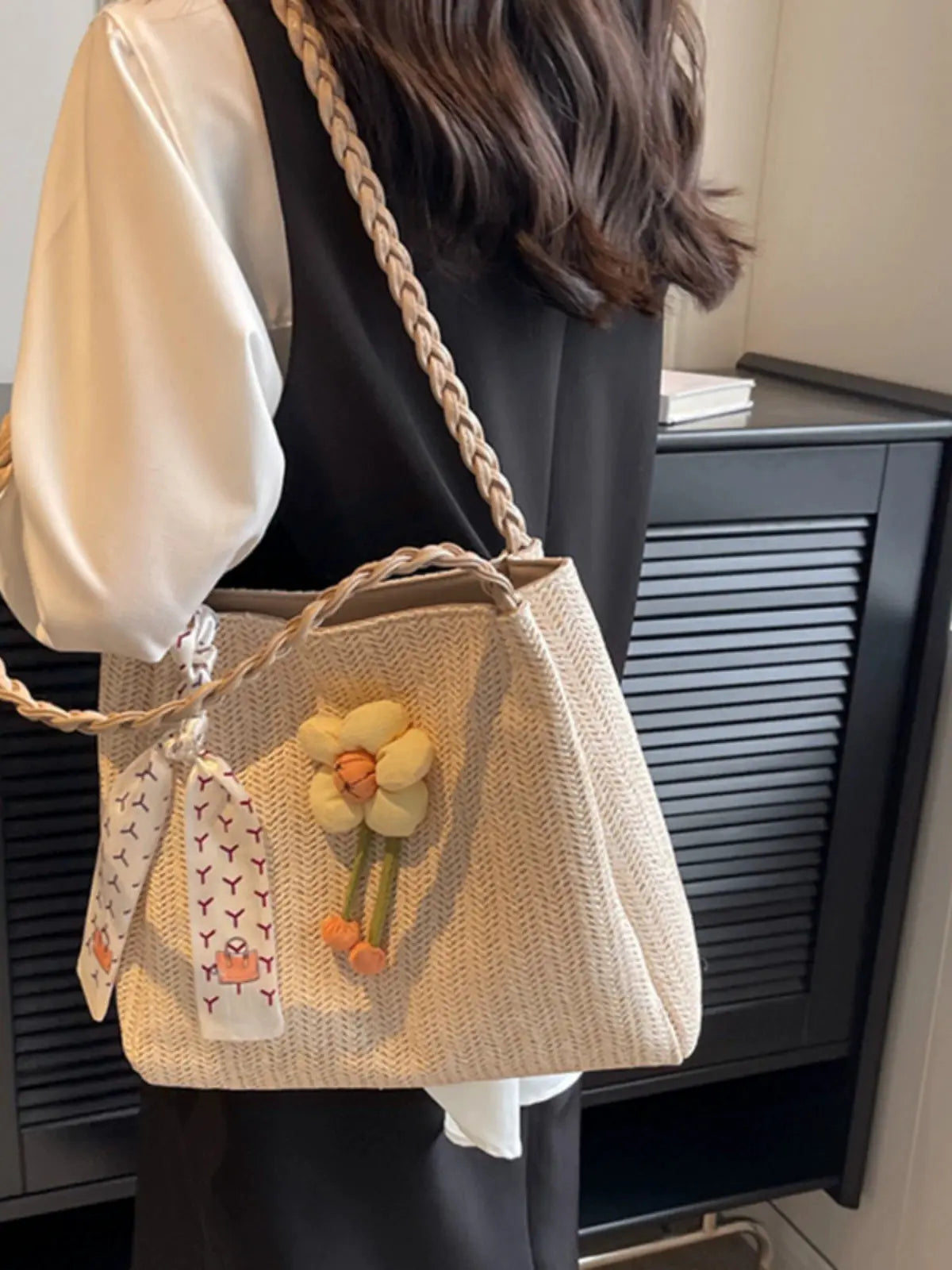 Niche Woven Bucket Bags 2023 New Class Commuter Tote Women's Large Capacity Vacation Shoulder Straw Bag - Image #3